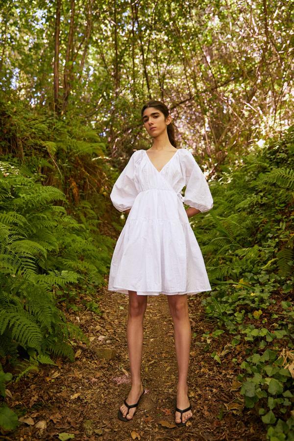 Vestido blanco de popelín con vuelo, de la nueva colección de Sfera (35,99 euros).