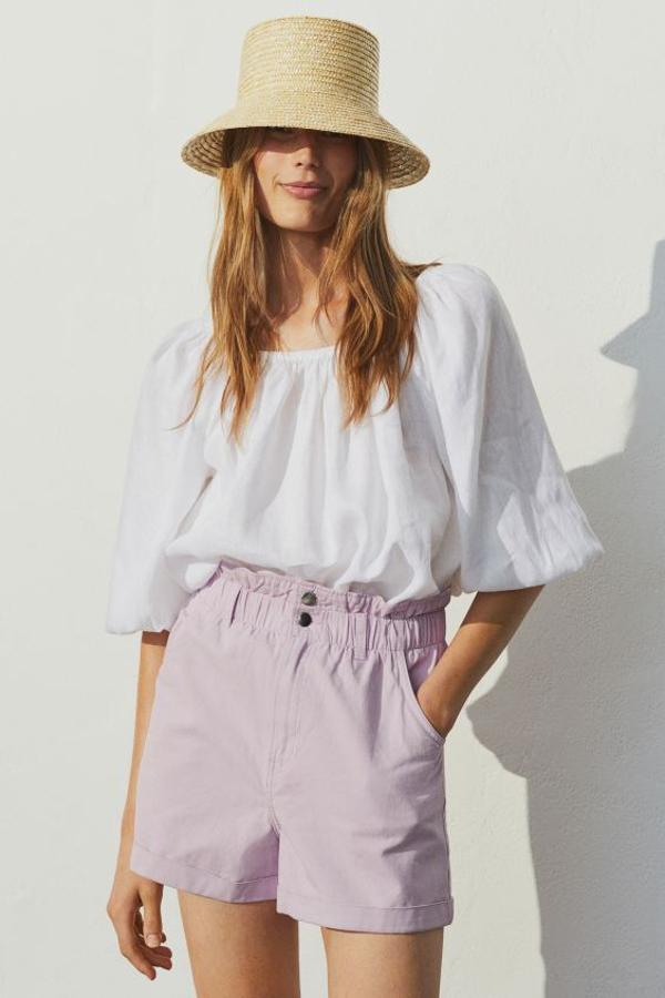 Otra de las propuestas de H&M es este pantalón corto en sarga de algodón con talle alto y cintura paper bag con elástico y ribete de volante. Con perneras amplias y bajos vueltos cosidos, cuesta 9,99 euros y está disponible entre las tallas 32 y 50.