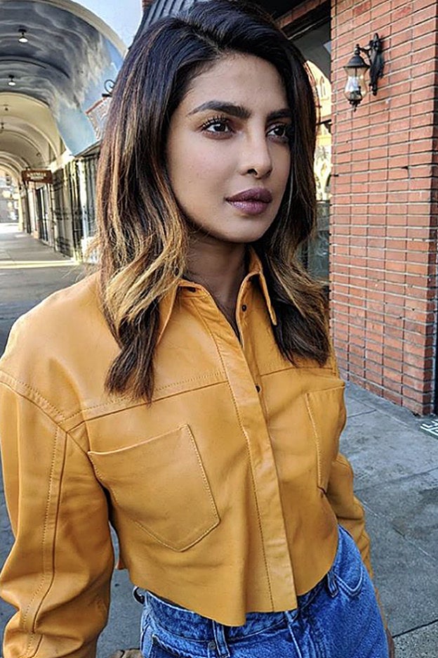 Priyanka Chopra opta por un shock de color: mechas bronce.