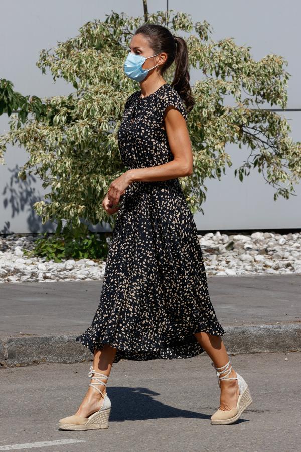 Letizia cambió su estrategia de repetir look y estrenó vestido para la que ha sido la parada más especial y también la última de esta gira por España. Escogió  un modelo low cost de Massimo Dutti  para visitar Asturias, su comunidad autónoma natal, que volvió a combinar con alpargatas de cuña y coleta.