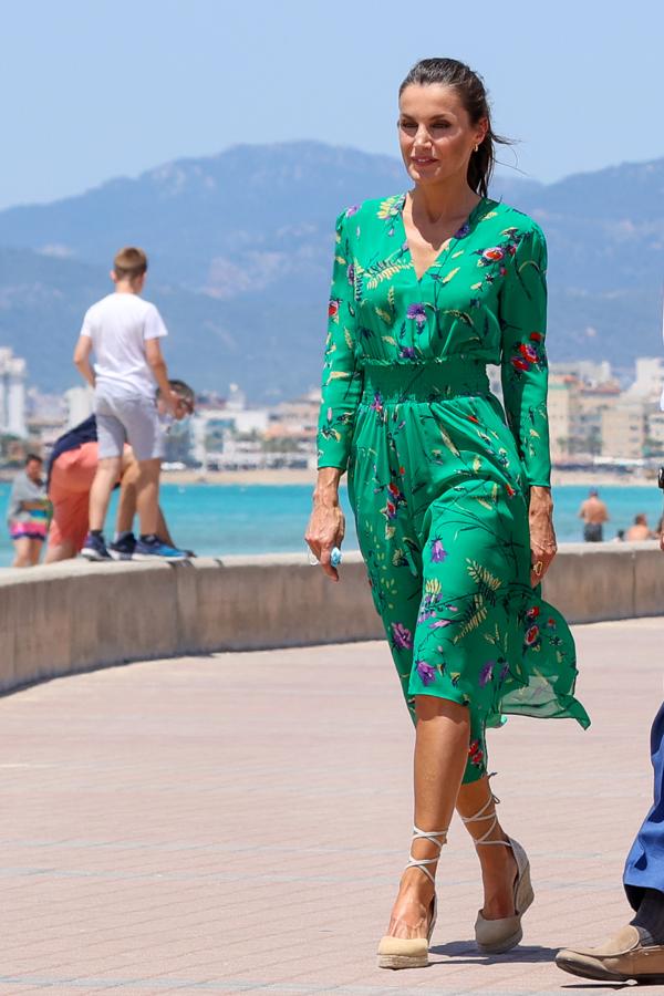 De nuevo con sus alpargatas favoritas, Letizia apostó para su visita a Palma por un vestido verde con estampado de flores, manga larga y goma a la cintura, de la firma Maje. Un vestido que ya le habíamos visto el verano pasado.