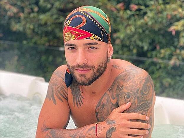 Maluma, en el jacuzzi de su jardín. Un jardín que también cuenta con piscina y zonas verdes..
