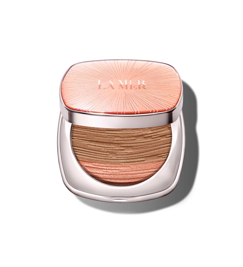 De tacto aterciopelado, crea un efecto bronceado luminoso cualquier día del año. Los tonos iluminadores se combinan con los más oscuros para resaltar y perfilar el rostro. La piel luce luminosa, con un maravilloso toque de sol. The Bronzing Powder de la colección Skincolor de La Mer (80 €).