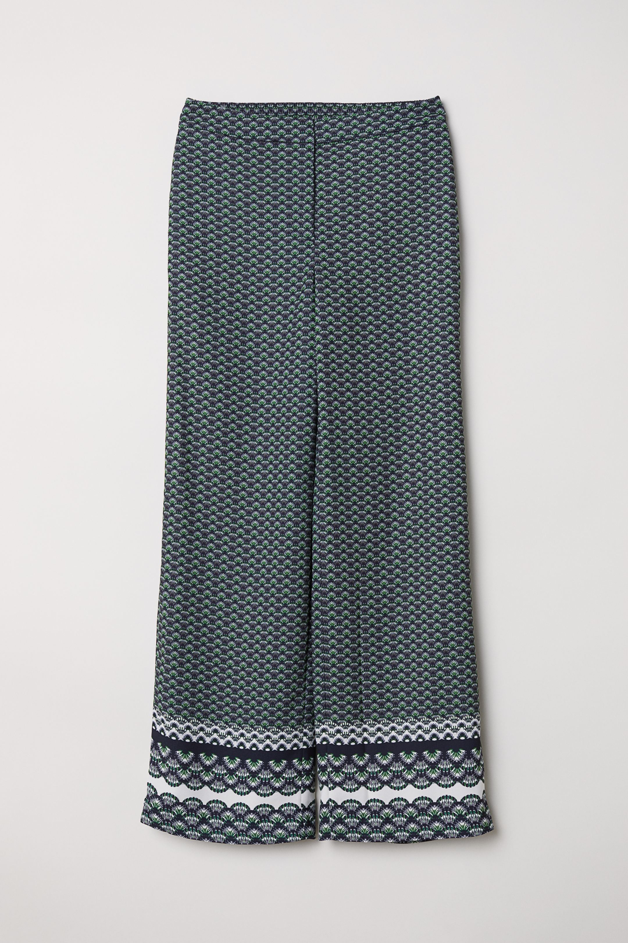 Pantalón amplio fluido de pata ancha con estampado. Antes: 29,99 euros. Ahora: 20,99 euros.