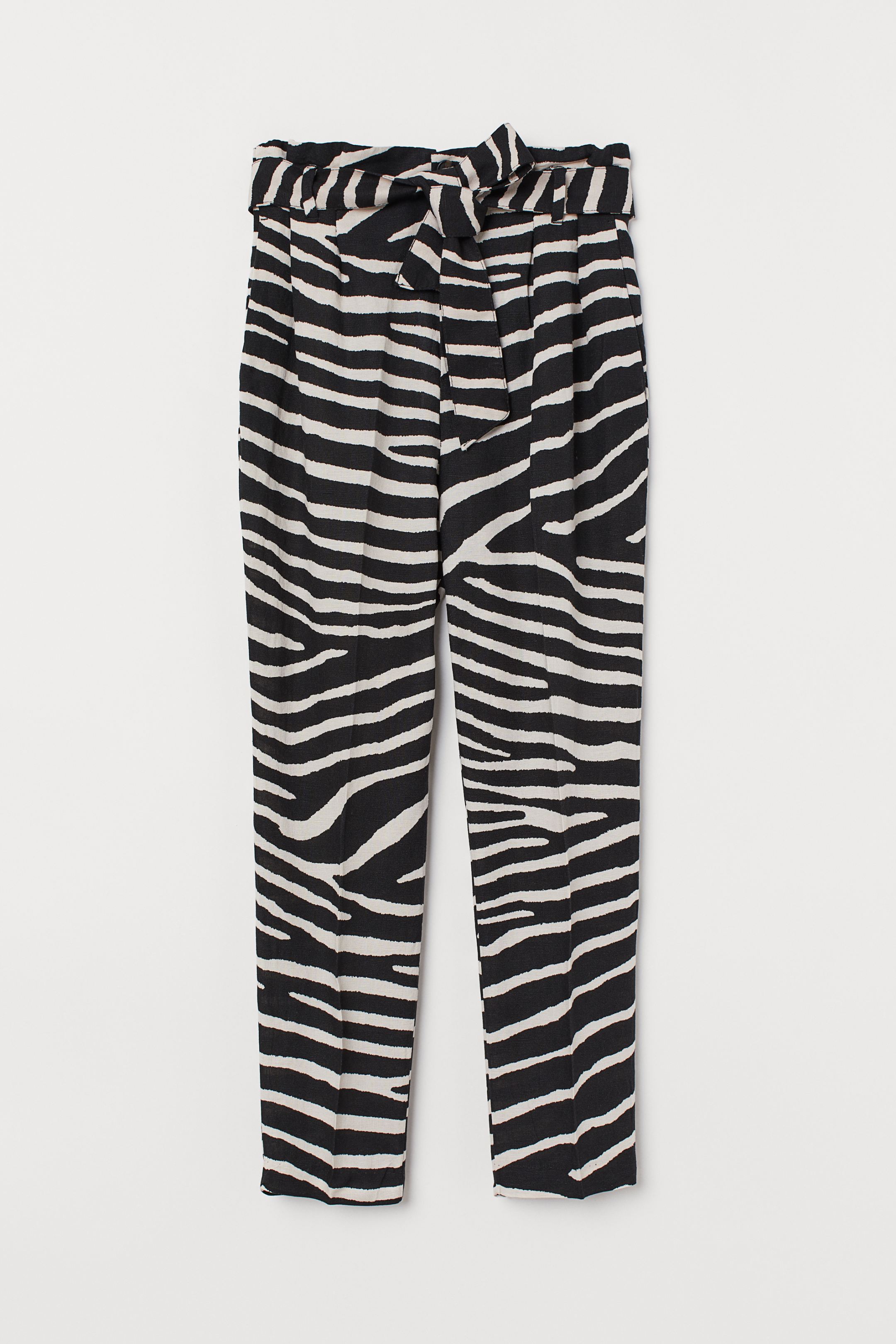 Pantalón con estampado de cebra, tejido fluido de lino y viscosa, talle alto y cinturón de las rebajas de verano de H&M. Antes: 24,99 euros. Ahora: 14,99 euros.
