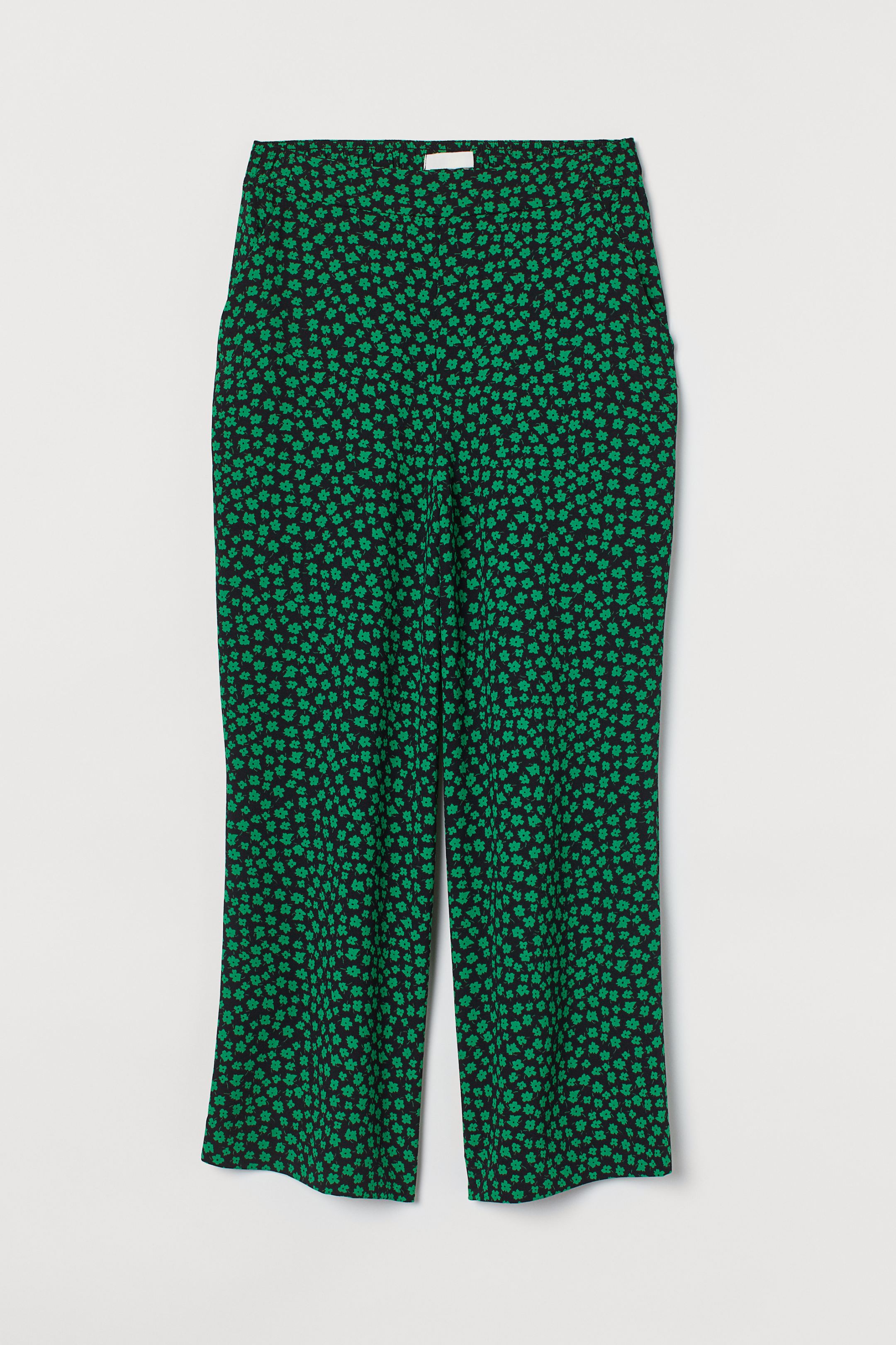 Pantalón cropped con estampado floral verde y tejido fluido. Rebajado a 15,99 euros. Antes: 24,99 euros.