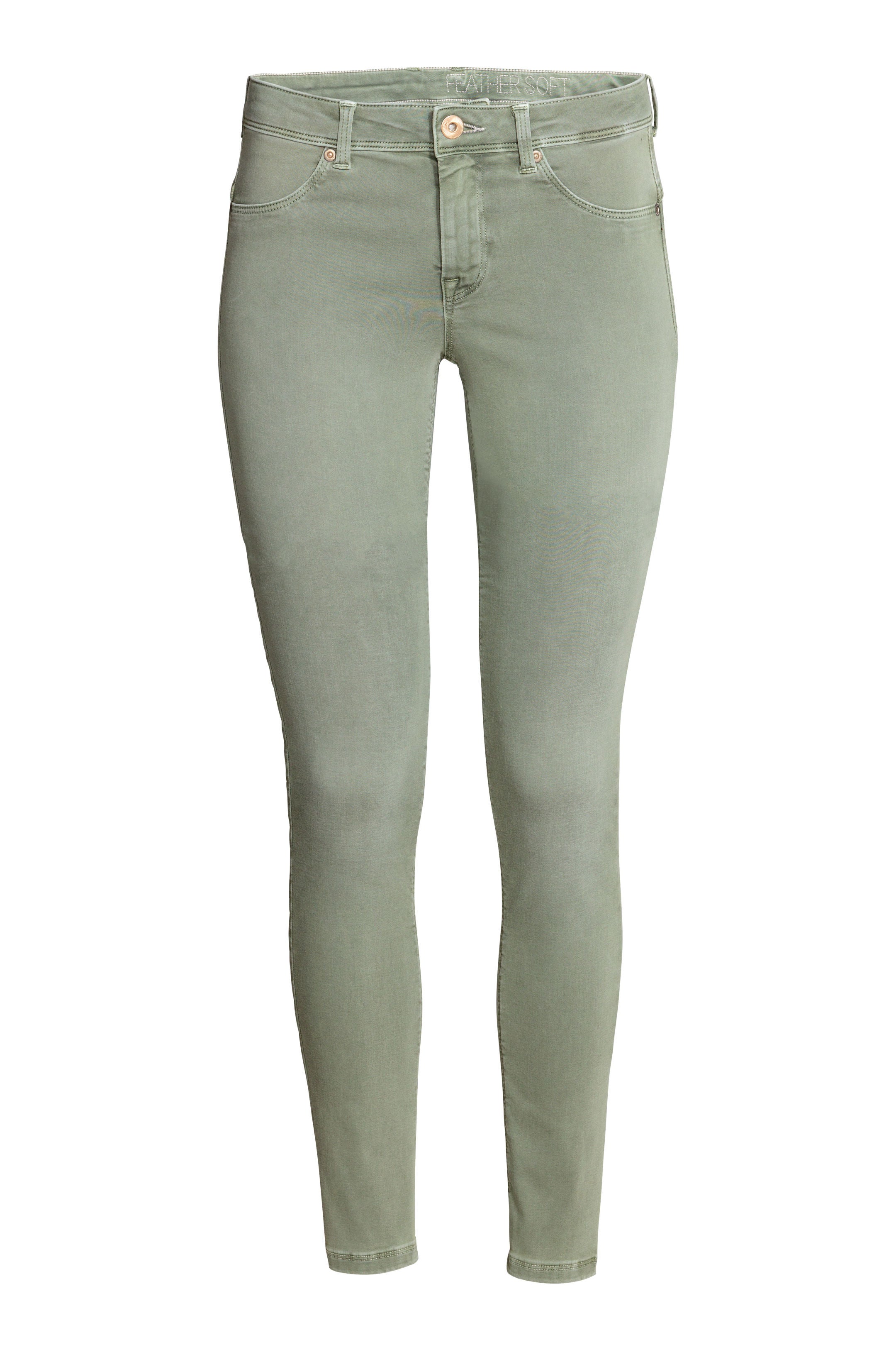 Pantalones pitillo tipo jeggings en color verde apagado que se adapta a todas las figuras. Antes: 29,99 euros. Ahora: 14,99 euros.