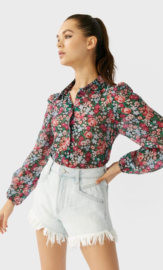 Camisa de flores con tonos oscuros, rebajada de 15,99 a 77,99 euros.