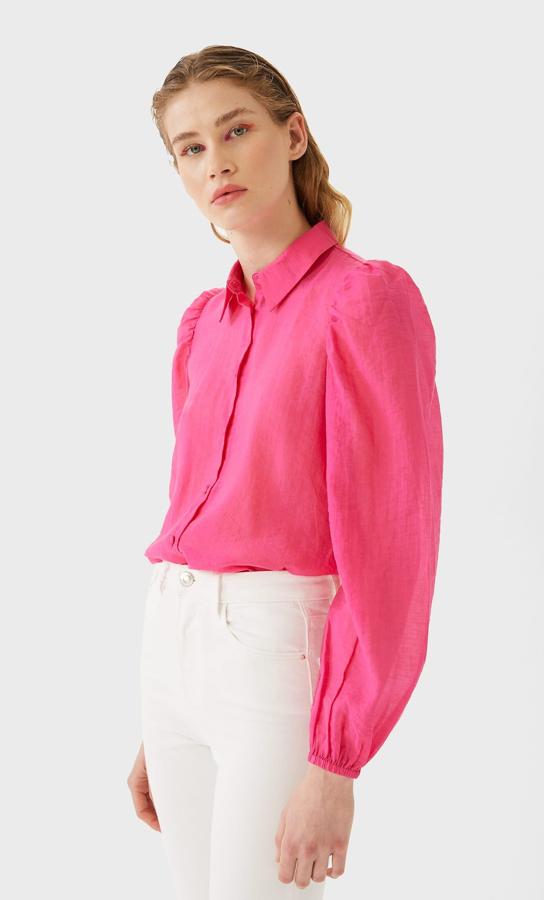 Camisa rosa fucsia con fruncido en los hombros, rebajada de 15,99 a 7,99 euros.