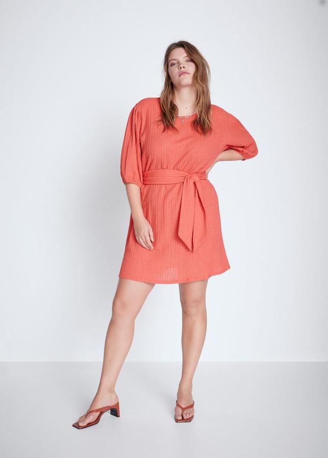 Mini vestido coral con manga francesa, (29,99 euros).