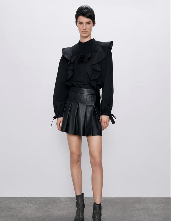 Falda onatalón de cuero negro, de Zara, (15,99 euros).