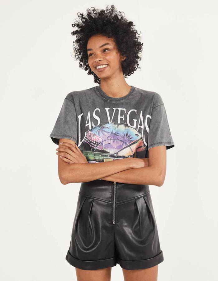 Shorts negros con cremallera de polipiel, de Bershka, (12,99 euros).