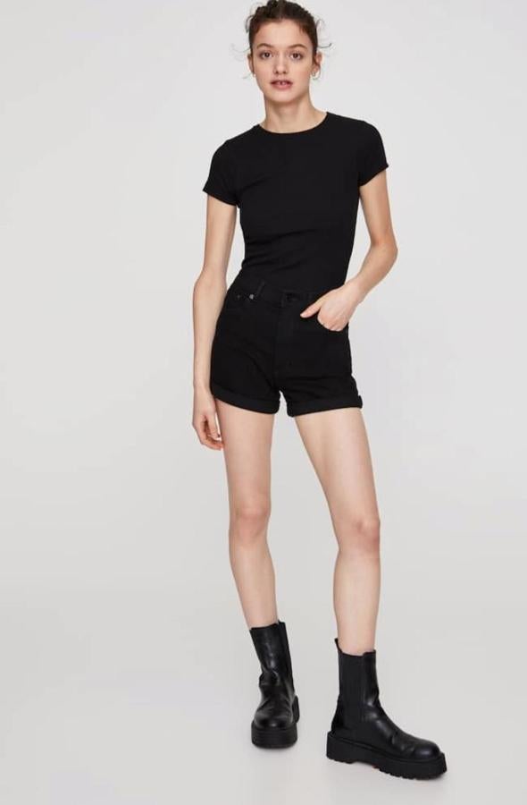 Shorts vaqueros negros de Pull&Bear, (17,99 euros).