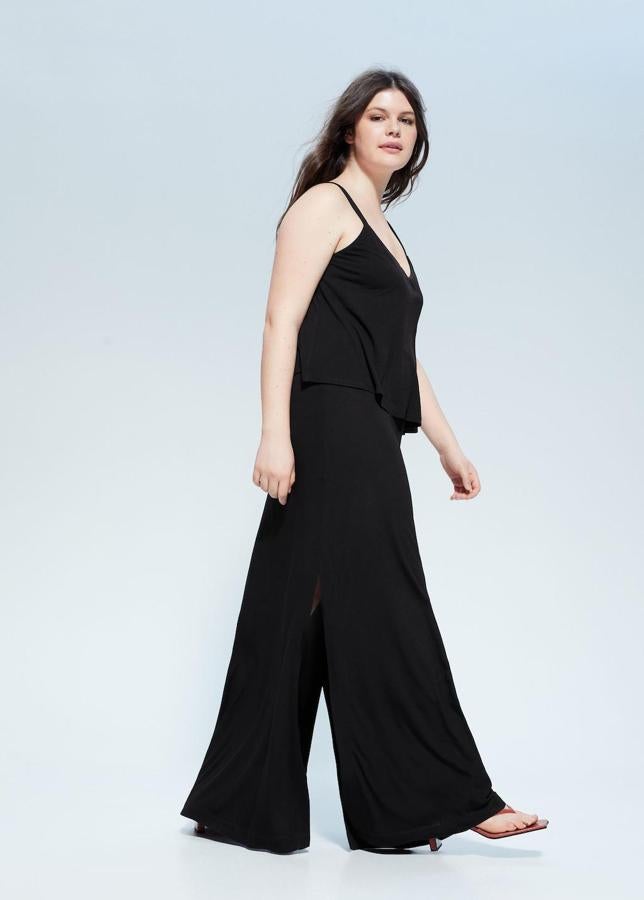 Maxi vestido negro con abertura, (25,99 euros).