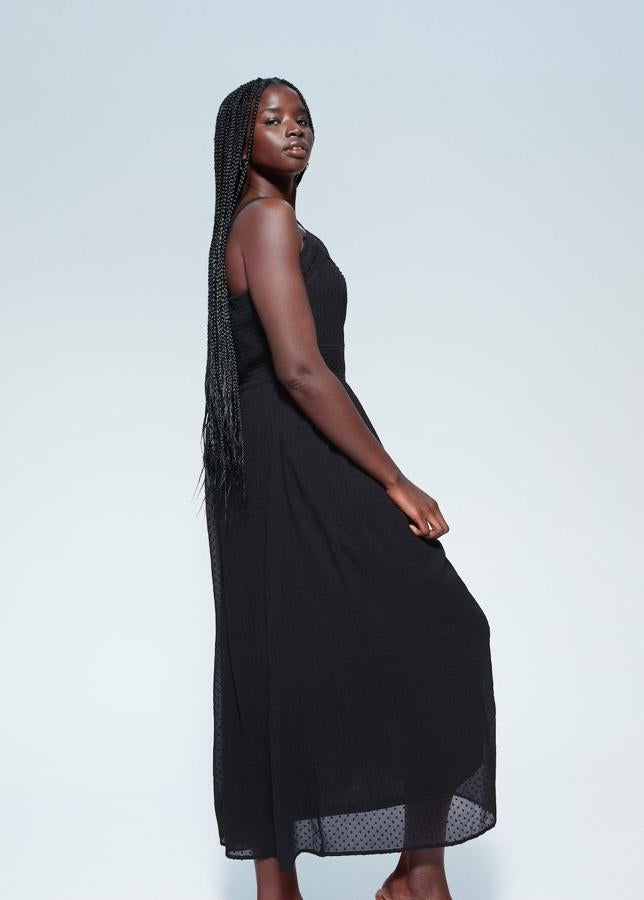 Vestido plumeti maxi con tirante finos, (49,99 euros).