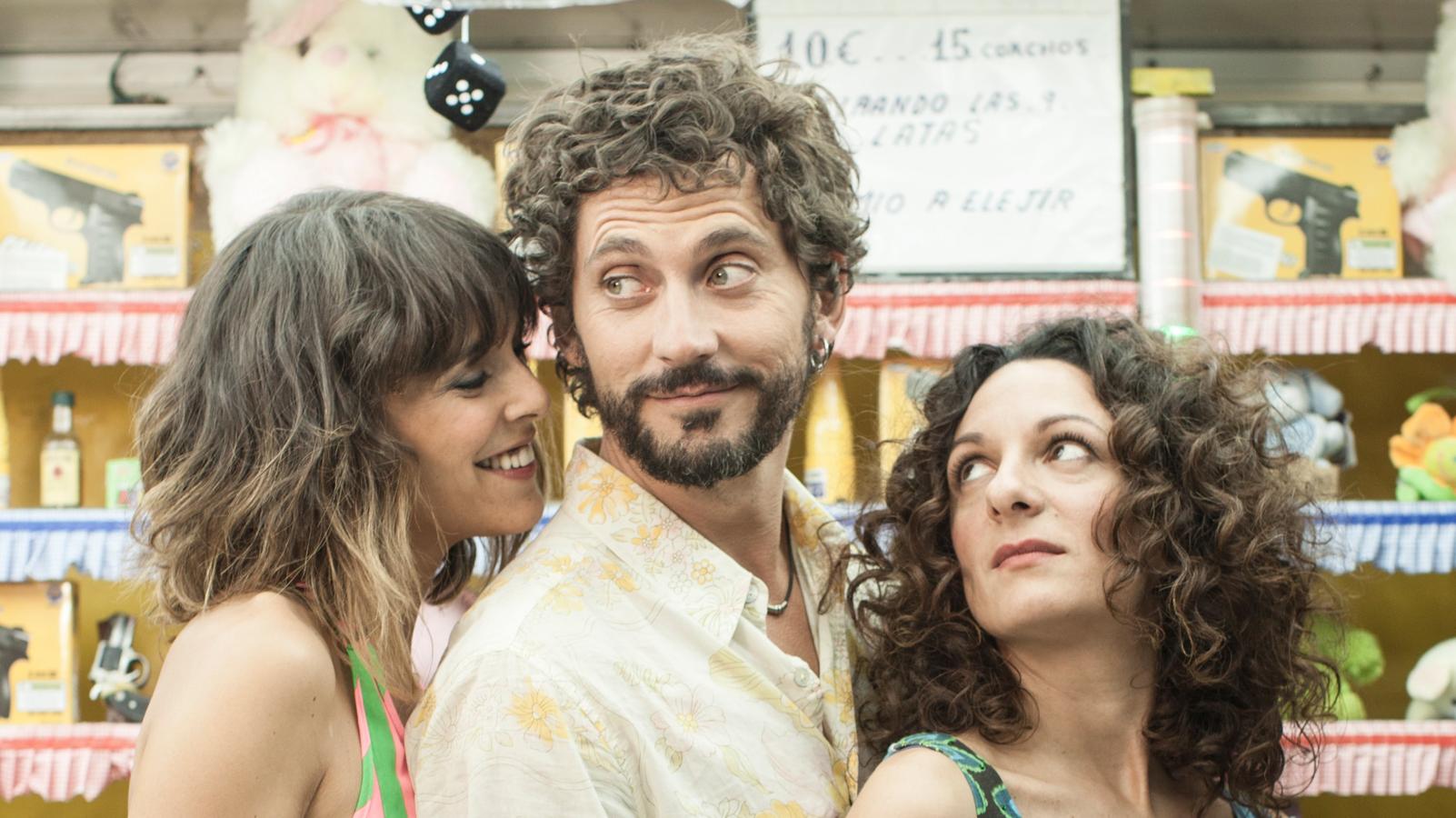 ¡Fuera tabúes! Cinco historias de amor, cortesía del brillante Paco León, que exploran diferentes maneras de entender el erotismo en Kiki, el amor se hace (Netflix): dacrifilia, elifilia, somnofilia, dendrofilia y harpaxofilia despiertan pasiones y neuras en un sofocante verano en Madrid, con los rostros de Paco León, Candela Peña, Natalia de Molina, Belén Cuesta y Alexandra Jiménez, entre otros.