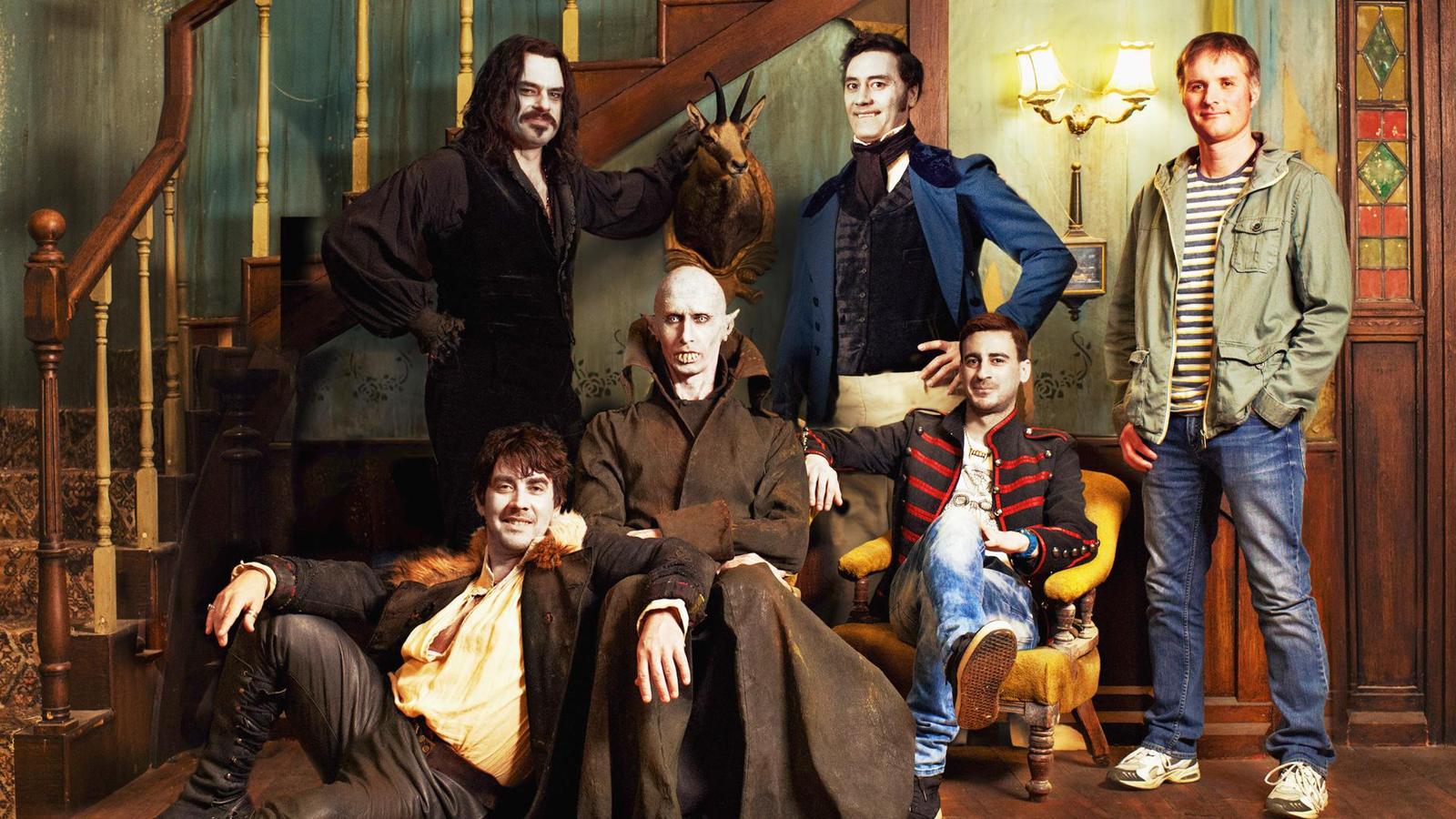 Lo que hacemos en las sombras (HBO) fue la película que lanzó al estrellato a Taika Waititi (director de las futuras películas de Star Wars): un falso documental sobre vampiros que viven en la Nueva Zelanda actual y que ignoran alegremente las dinámicas del mundo moderno. Si te engancha, prueba con la serie (también en HBO).