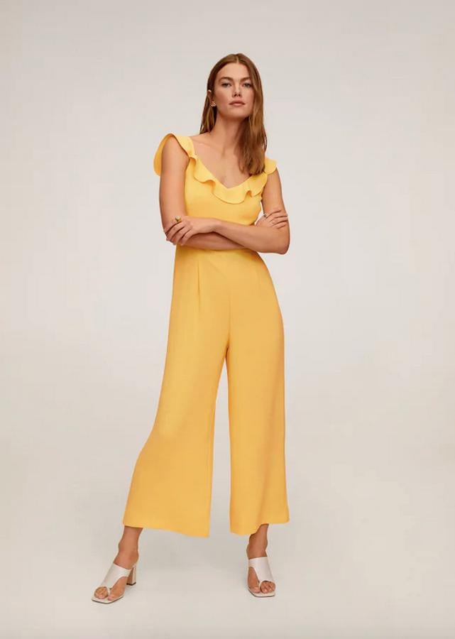 En color amarillo, con detalle de volantes en el escote recto, este mono largo de Mango tenía un precio de 49,99 euros y ahora podemos comprarlo por 29,99 euros en las tallas XS, S y M.
