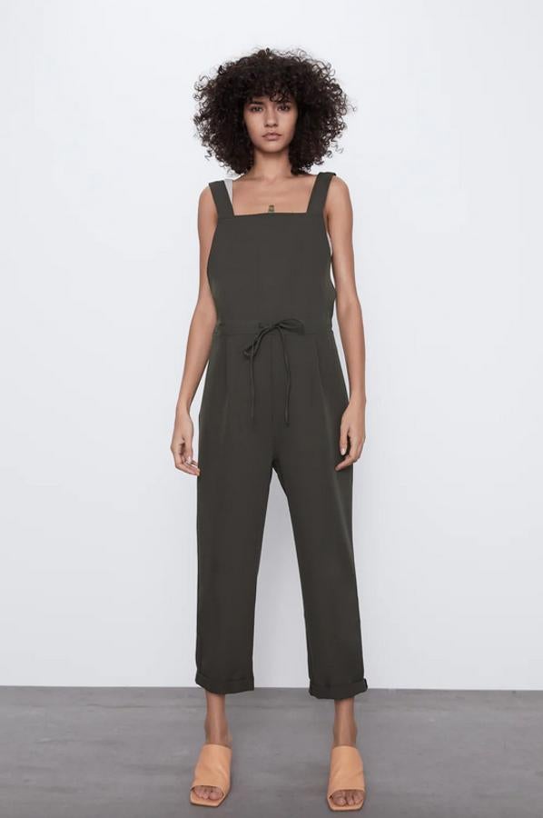 Con escote recto de tirantes anchos, este mono largo de Zara viene con detalle de pinzas en delantero y cintura elástica en espalda ajustable con cordones. De 29,95 euros ha pasado a costar 15,99 euros y solo queda en la talla L.