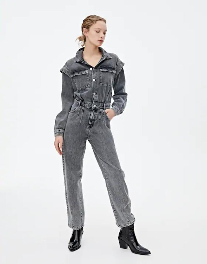 En tejido vaquero con detalle de botones a contraste, este mono de Pull&Bear con mangas largas viene con cuello clásico y bolsillos delanteros. De 39,99 euros ha pasado a costar 19,99 euros y únicamente está disponible en la talla S, que se está agotando.