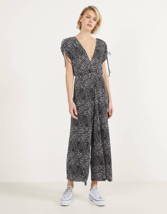 Con escote de pico y manga corta con fruncido en los hombros, este mono largo estampado de Bershka ha pasado de 19,99 euros a 11,99 euros y está disponible en las tallas XS, S y M.