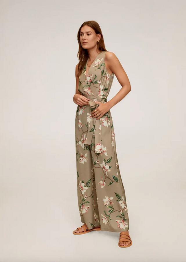 Estampado de flores en tonos verdes y rosas sobre fondo de blanco roto para este mono largo de Mango con escote de pico cruzado, sin mangas y con cinturón a tono. De 49,99 euros ha pasado a costar 29,99 euros y está disponible entre las tallas XS y L.