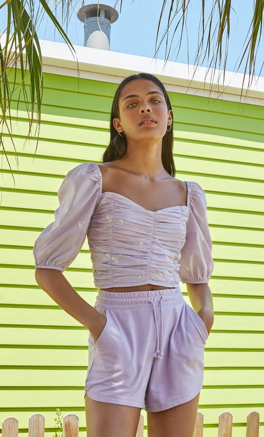 El color tendencia de 2020 no podía faltar en la nueva colección de Stradivarius y llega en este short de felpa con bolsillos laterales y cintura elástica. Tiene un precio de 12,99 euros y está disponible únicamente en la talla XS.