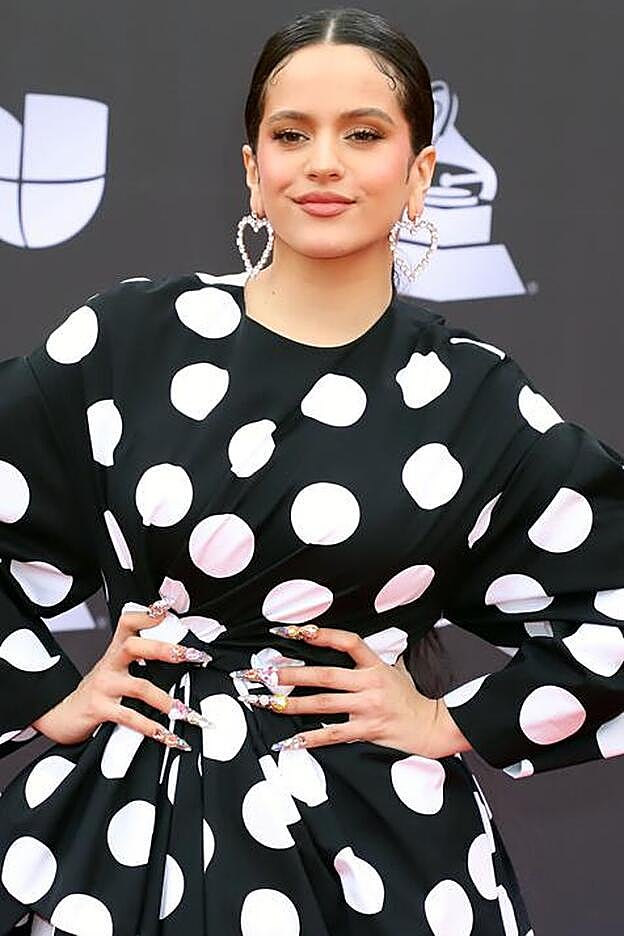 Un peinado cien por cien flamenco que Rosalía trata de actualizar.