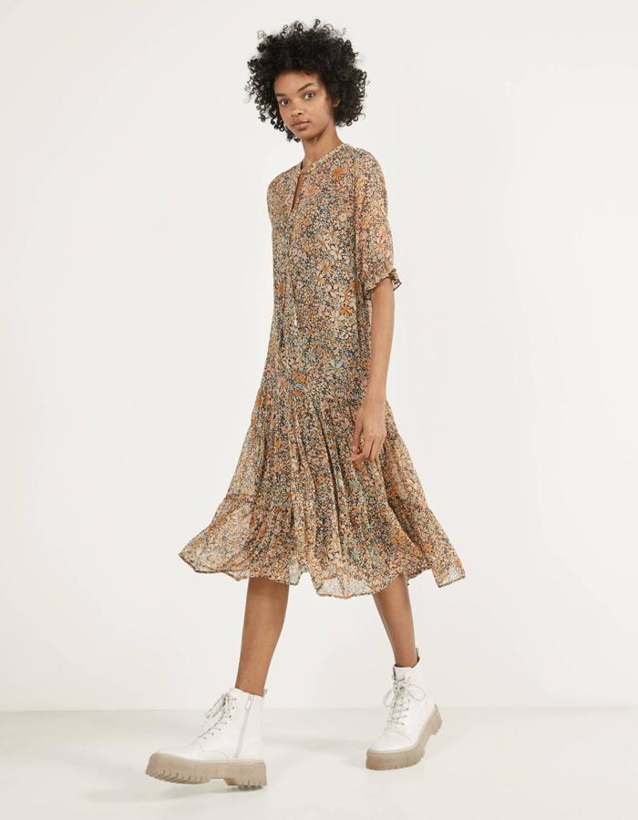 Vestido midi recto fluido con media maga y volantes, de las rebajas de Bershka (19,99 €).