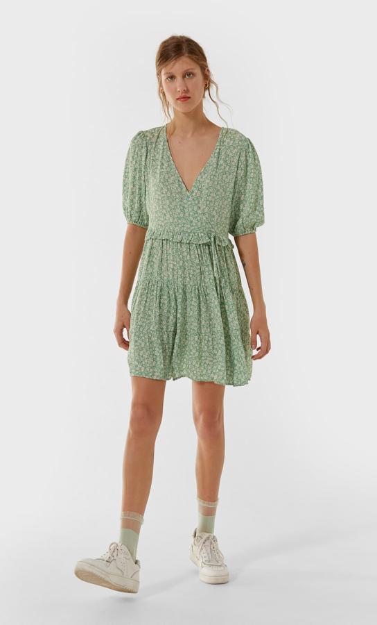 Con manga al codo y escote cruzado en uve, de las rebajas de Stradivarius (12,99 €).