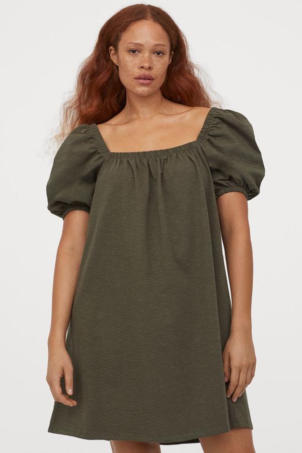 Diseño evasé en punto flameado grueso de mezcla de algodón para este vestido corto en color caqui con escote cuadrado. De 19,99 euros ha pasado a 10,99 euros y está disponible en las tallas XS, S y M.