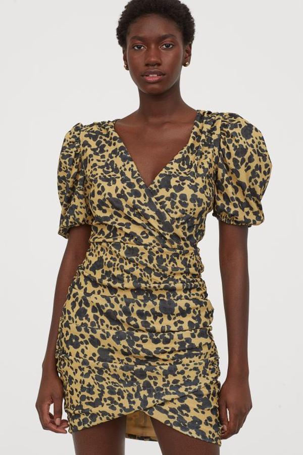 Para las amantes de los vestidos entallados, esta propuesta en tonos amarillos y negros con estampado de leopardo es una excelente elección. Confeccionado en punto de crepé y con secciones cruzadas, costaba 39,99 euros y ahora podemos comprarlo por 19,99 euros en la talla XL.
