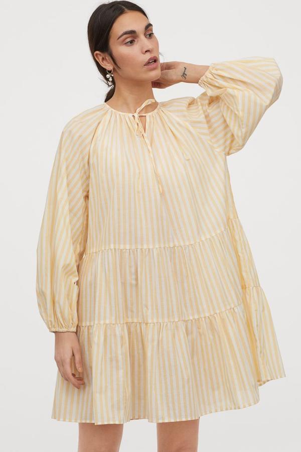 Diseño de rayas en amarillo pastel y blanco para este vestido corto en tejido vaporoso con abertura de pico en el escote y tiras finas de anudar. De 24,99 euros ha pasado a 10,99 euros y podemos encontrarlo en las tallas S y L, aunque ambas se están agotando.