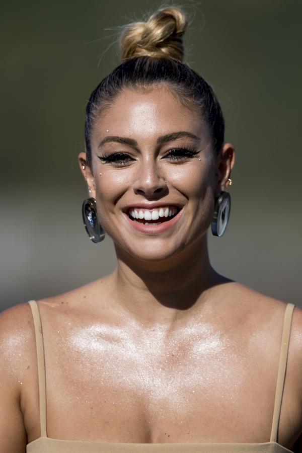 Este es el peinado que más estiliza. Su efecto tirante alisa las arrugas y Blanca Suárez lo llevó con una trenza que enrolló por encima de la cabeza consiguiendo un moño ideal.