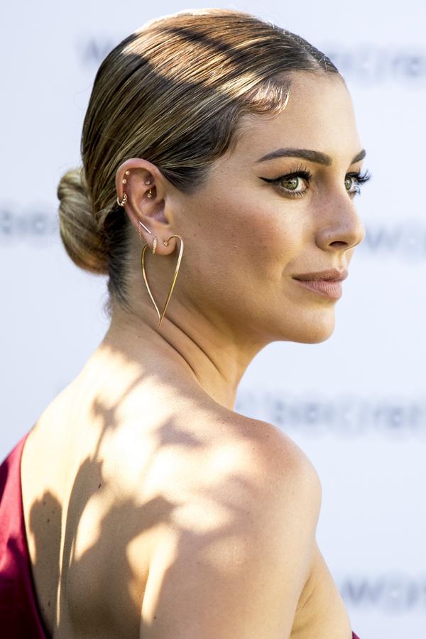 Un peinado muy cómodo y favorecedor para las noches de verano. Blanca Suárez lució este recogido en un moño bajo con la melena peinada con la raya al medio y demostró que sienta de maravilla.