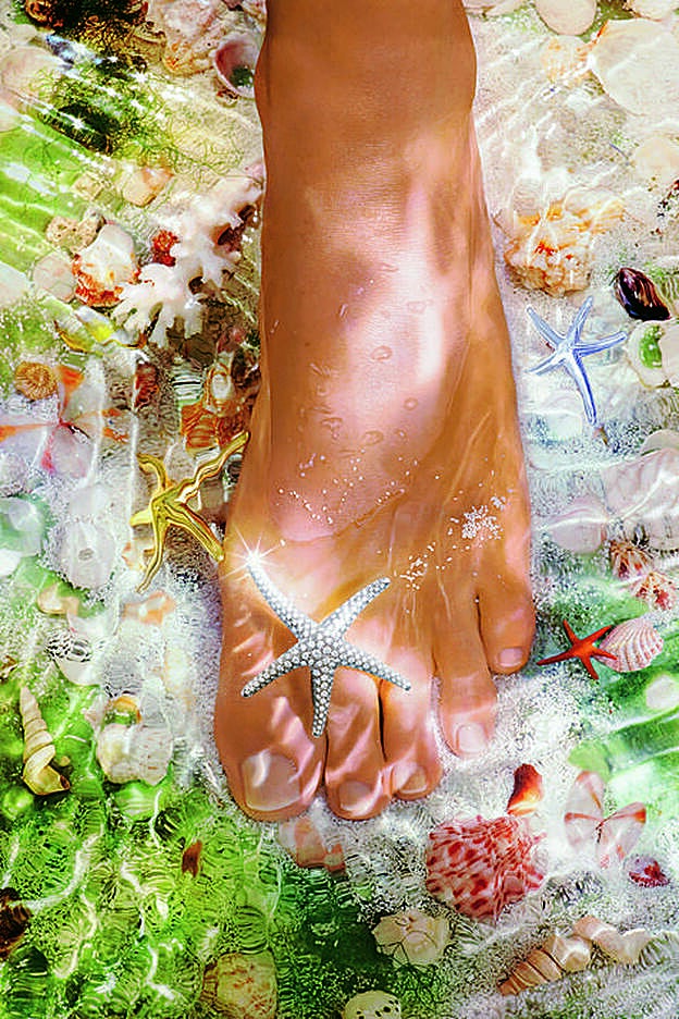 Fotografía de Hiro con el broche Starfish de Elsa Peretti para Tiffany & Co.