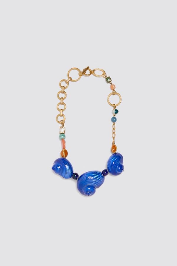 Con caracolas esmaltadas en azul, de las rebajas de Zara (7,99 €).