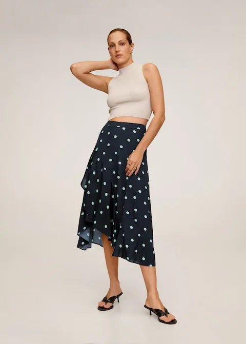 Falda midi con diseño acampanado y asimétrico con detalle de volantes para looks elegantes y sofisticados. En Mango por 19,99 euros.