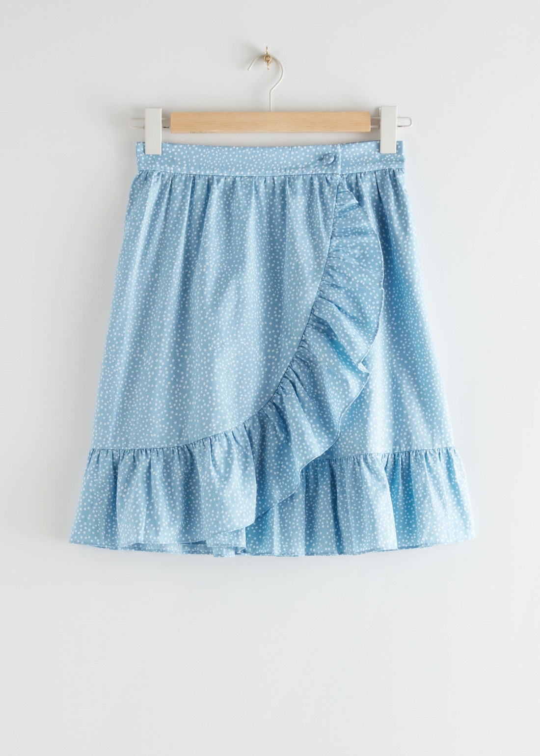 Falda cruzada tipo wrap en azul celeste de &Other Stories. (Ahora 37 euros).