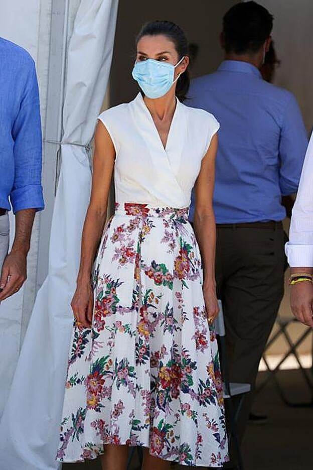 La reina Letizia ha elegido dos piezas para su visita a Murcia, una falda midi con estampado de flores y un cuerpo de lino con escote cruzado de Zara.