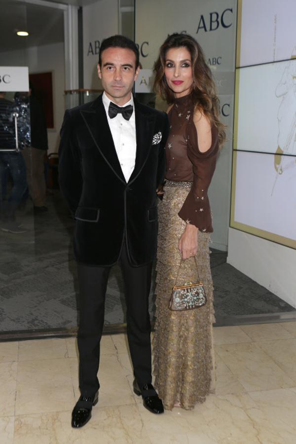 Enrique Ponce y Paloma Cuevas asistieron a los Premios ABC en 2016. Allí, Paloma lució este conjunto de falda larga dorada con volates y un top marrón con los hombros al descubierto.