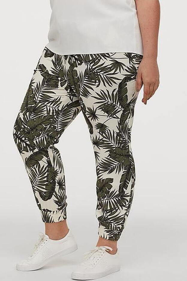 Pantalón pegado y con elástico en los bajos, con 'print' tropical de H&M.