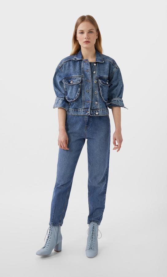 Diseño cropped con bolsillos frontales de acabado ovalado para esta cazadora en denim medio de Stradivarius. Costaba 29,99 euros y ahora podemos encontrarla por 15,99 euros entre las tallas XS y L.
