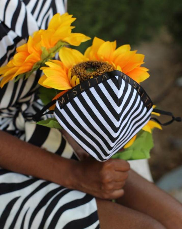 Mislita es una firma especializada en calzado pero también ha querido ayudar con esta mascarilla de rayas en blanco y negro. Está confeccionada con doble tejido y es reutilizable y lavable hasta 60 grados. Si compras un par de zapatos de la marca, te la regalan con el pedido.