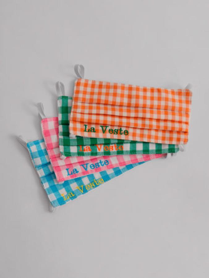 Mascarillas de cuadros vichy de La Veste (20 euros). El 100% de los beneficios serán donados a dos organizaciones benéficas españolas Fundación PAN Y PECES y AMANTANÍ ONG.