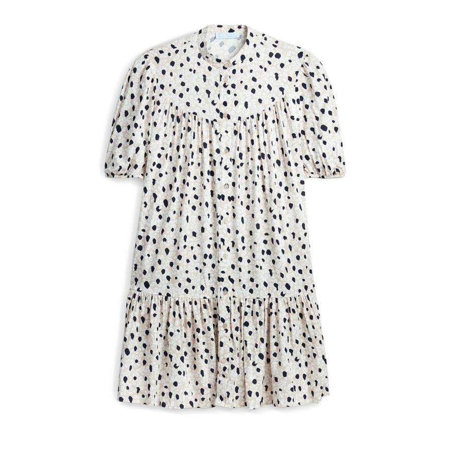 Mini vestido de lunares desiguales negros con cierre de botones y manga corta (17 euros).