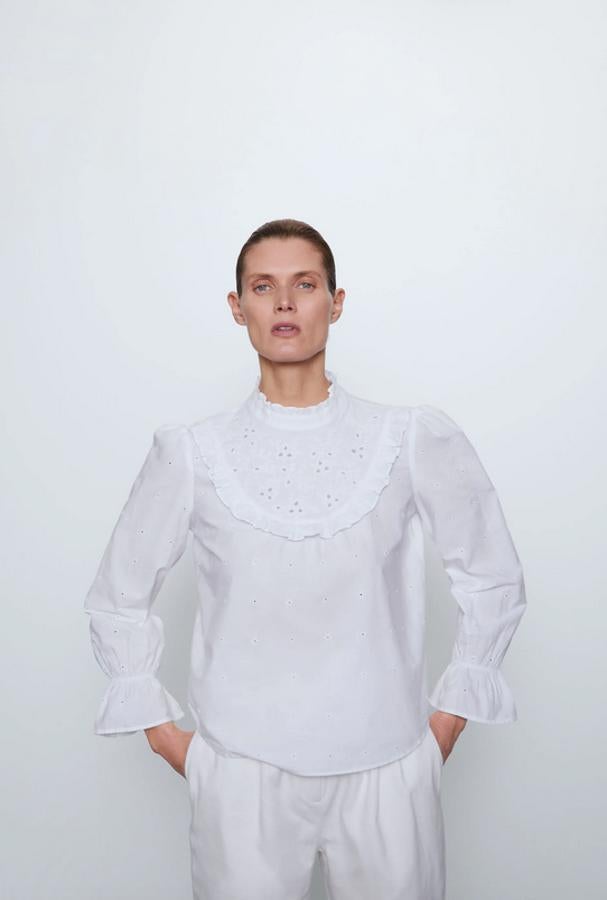 Este bonito cuerpo en color blanco con detalle de bordados perforados combinados a tono es de Zara y tiene acabados en volante en los puños y cuello fruncido. De 25, 95 euros ha pasado a costar 9,99 euros y está disponible únicamente en la talla XL.