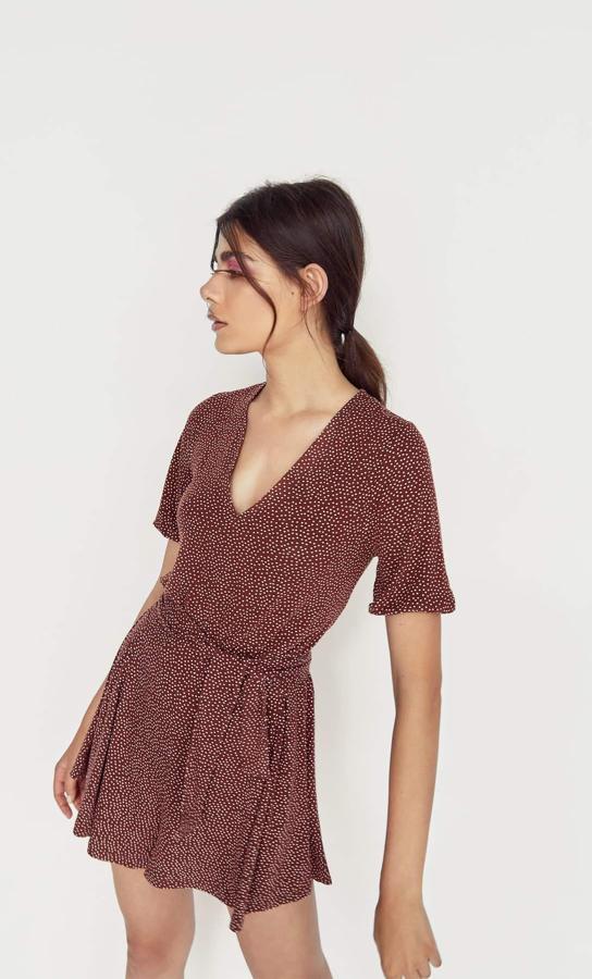 Otra de las propuestas de Stradivarius es este bonito mono corto con estampado de lunares a contraste en color blanco. Con mangas cortas y cinturón a tono, cuesta 17,99 euros y está disponible en las tallas S, M y L.