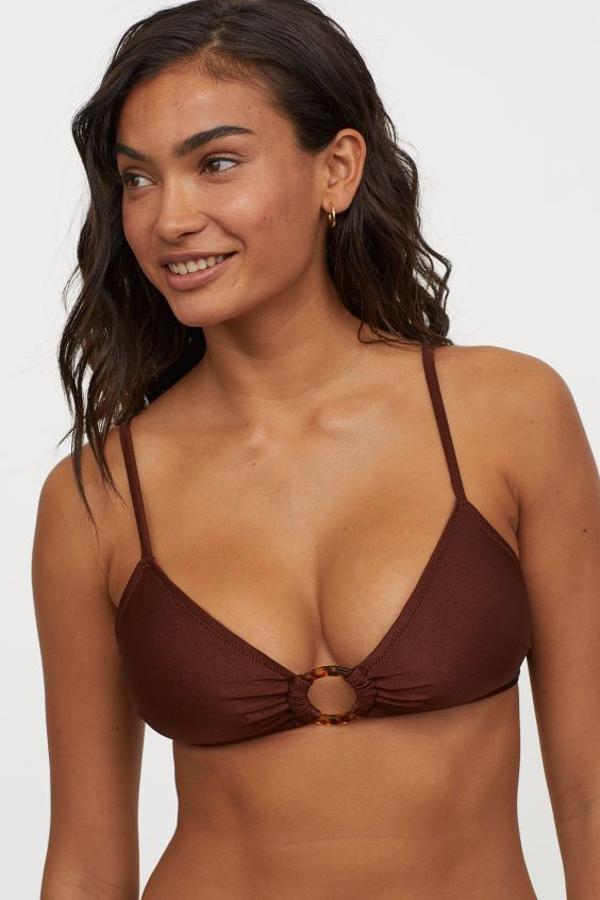 El marrón chocolate también ha llegado a las colecciones de baño y en H&M hemos encontrado este top de bikini con anillo delantero y tirantes finos ajustables. Cuesta 17,99 euros y está disponible entre las tallas 32 y 38.