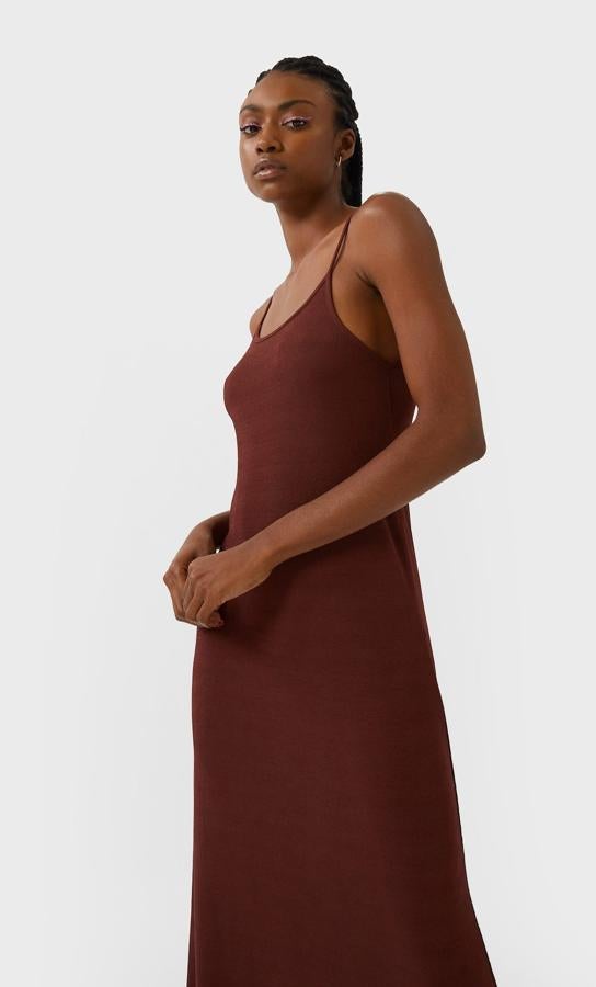 Con cuello halter y tirante fino, este vestido liso de Stradivarius tiene un precio de 19,99 euros y está disponible en las tallas S, M y L.